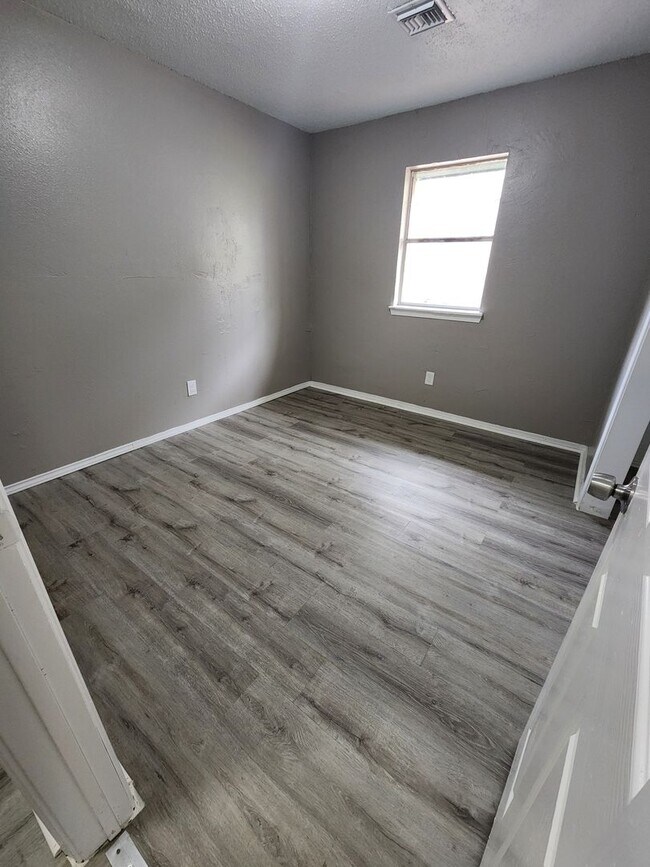 Building Photo - 6 Bedroom House Available NOW in Midwest City