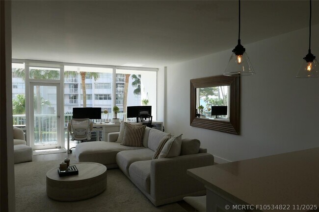 Building Photo - 1408 Brickell Bay Dr