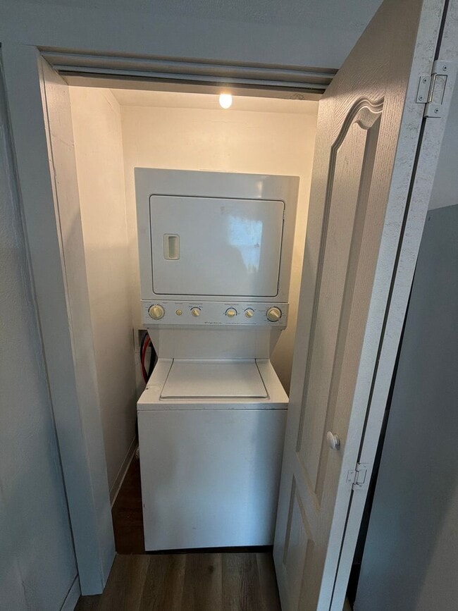 Building Photo - What a deal! Cant beat this price! 2 bed 1 bath