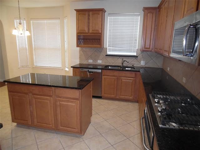 Building Photo - 8665 Robertson Dr
