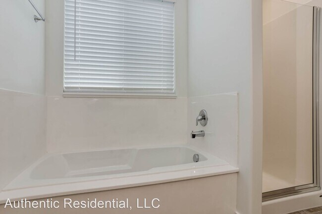 Building Photo - 5 br, 3.5 bath House - 107 N Lasalle Dr