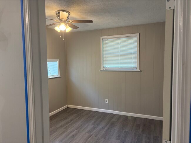 Foto del edificio - 124 Englewood Rd