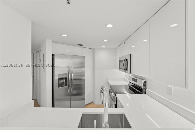 Foto del edificio - 5880 Collins Ave