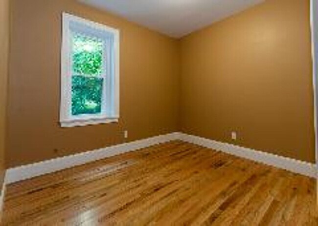 Foto del edificio - Huge 5 Bed/2 Bath Right On The B Line! Short Walk To Cleveland Circle