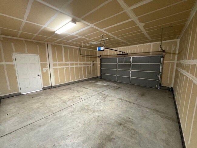 Foto del edificio - Two story home in Gated Community & Near Shopping center Available Now!