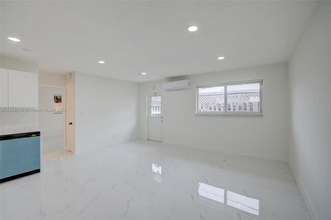 Foto del edificio - 1750 NE 56th Ct