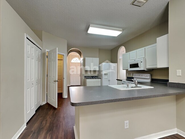 Building Photo - 10430 Beneva Dr