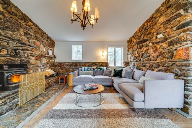 Foto del edificio - 627 Bear Valley Rd