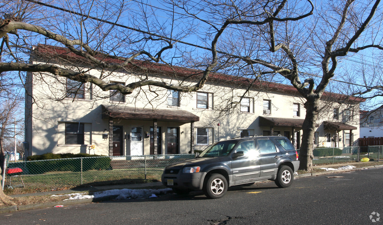 Primary Photo - 9 W End Ct