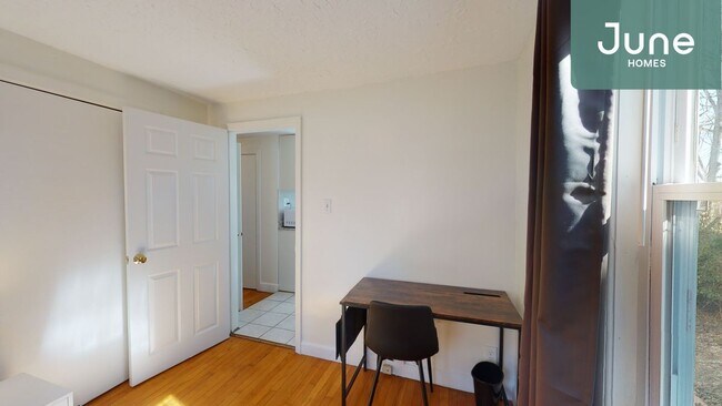Building Photo - ROOM ONLY in 5-bed/2.0-bath Home