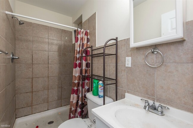 3 Br, 1 Bath Duplex - 1851 WILLINGTON ST U... - Townhome Rentals In ...