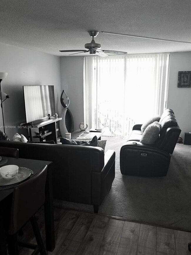 Foto del edificio - 8100 Sunrise Lakes Blvd