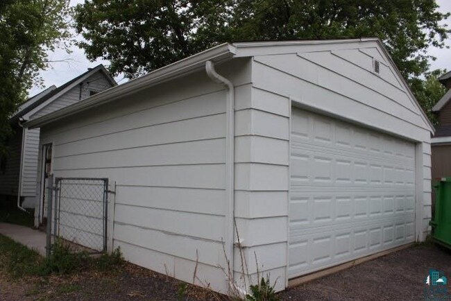 Building Photo - 110 S 65th Ave W