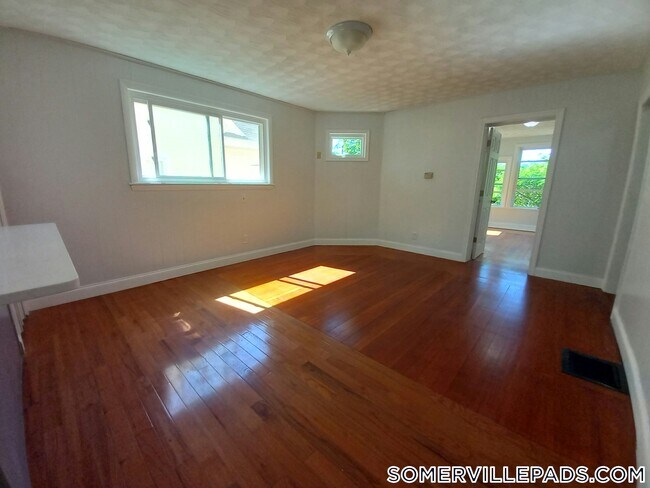 Foto del edificio - 129 Powder House Blvd