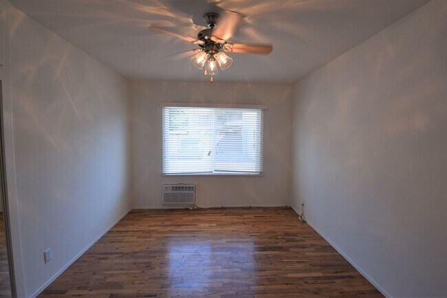 Foto del edificio - 5220-26 Radford Avenue