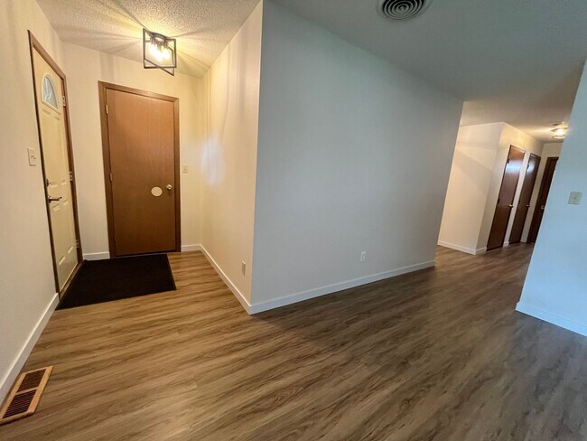 Building Photo - 2 Bed/1 Bath Ranch Style Home For Rent!