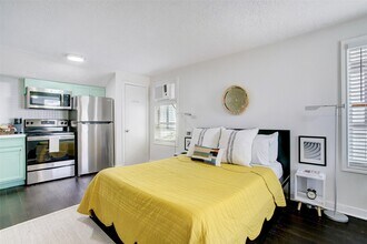 Building Photo - 215 Hyde Park Blvd