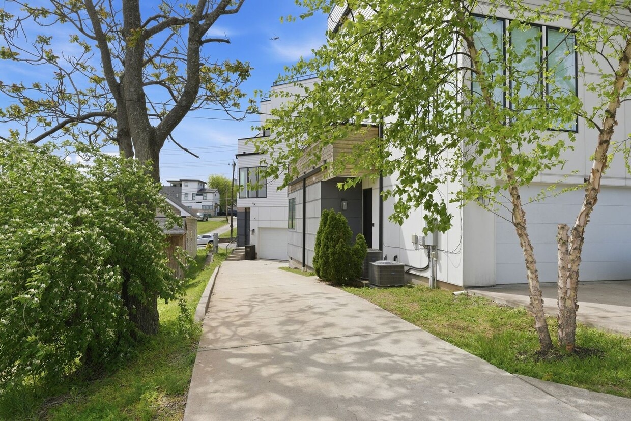 Beautiful 3-BR Property with Rooftop Deck! - Beautiful 3-BR Property with Rooftop Deck!