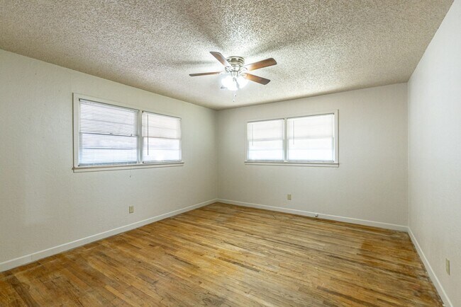 Building Photo - Centrally Located 4/3/2 with tons of space...