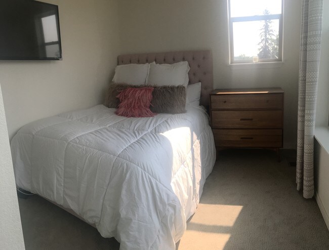 Room Avail. (unfurnished / Ref: Queen Bed) - 4960 Lowell Blvd