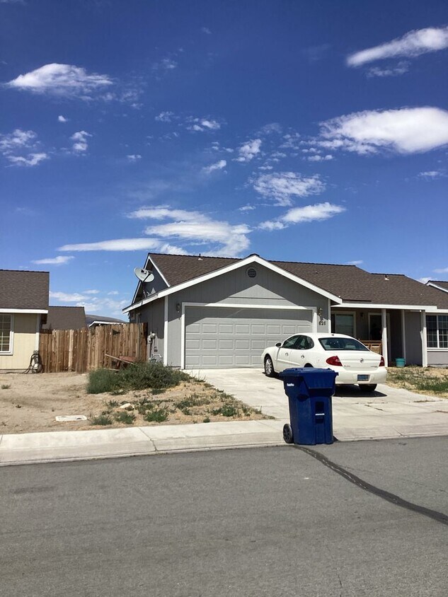 Building Photo - 3 Bedroom, 2 Bathroom Home in Fernley