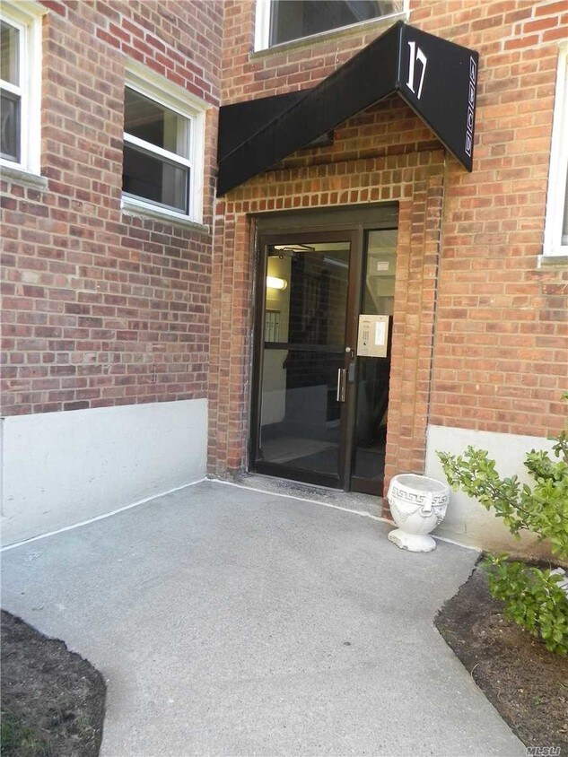 17 Schenck Ave Unit 2C, Great Neck Plaza, NY 11021 Apartment for Rent