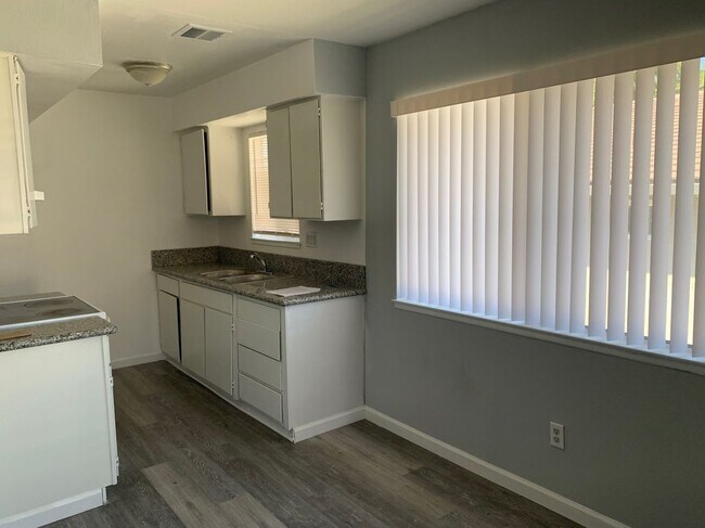Foto del edificio - 3500 Rainbow Ln