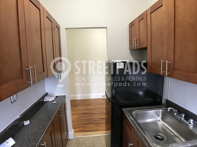 Building Photo - bedroom in Boston MA 02215