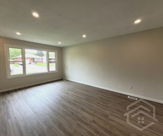 Photo du bâtiment - 3 Bedroom House Close to Trottier Park!