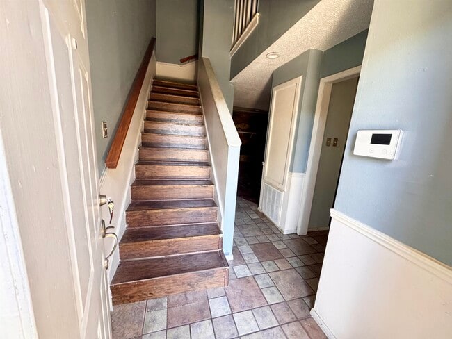 Building Photo - 200 Martingale