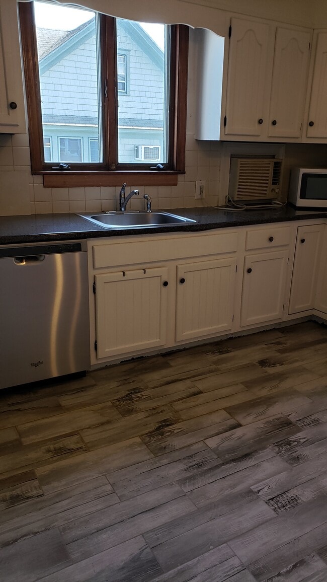 Kitchen - 676 Courtland Ave