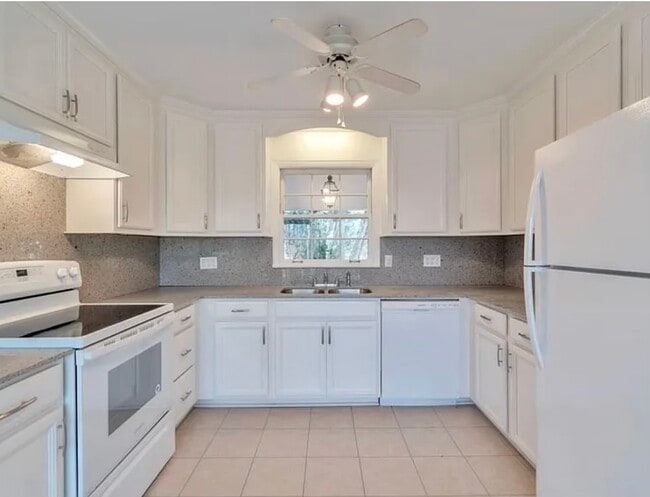 Foto del edificio - 2493 Shallowford Rd