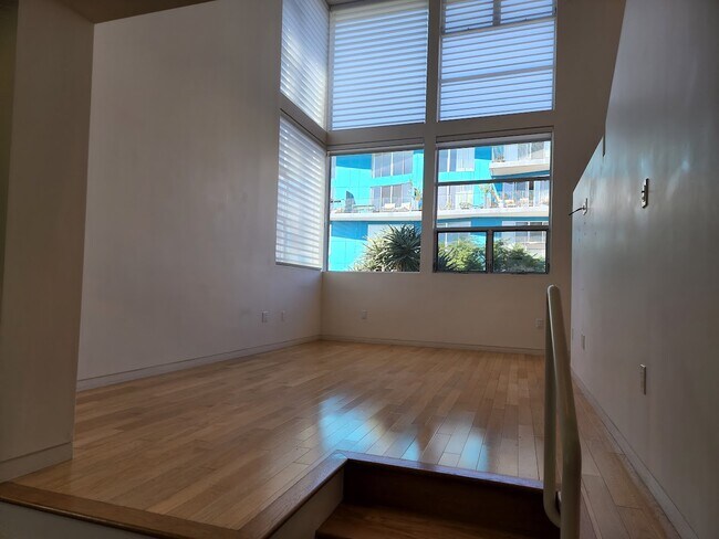 Building Photo - 742 N Hudson Ave