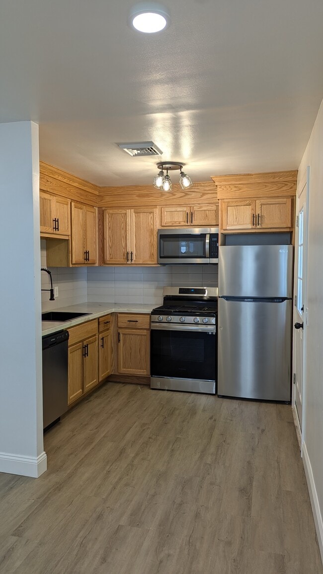 Kitchen - 48 Knox Ave