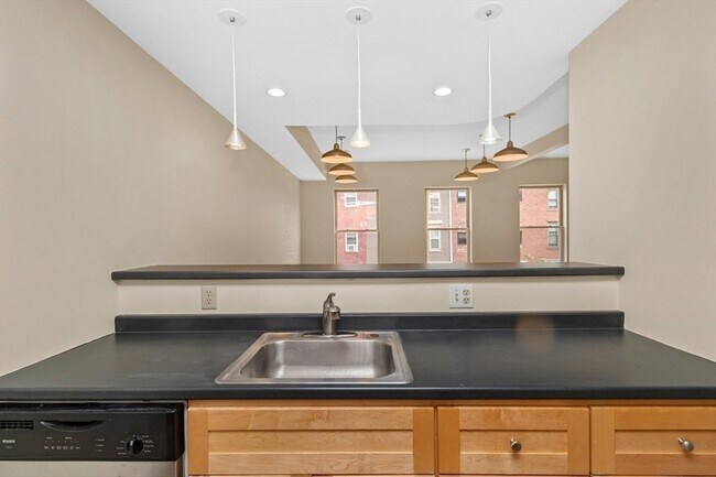 Building Photo - 296 Meridian St