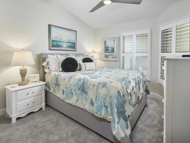 Foto del edificio - 575 Park Shore Dr