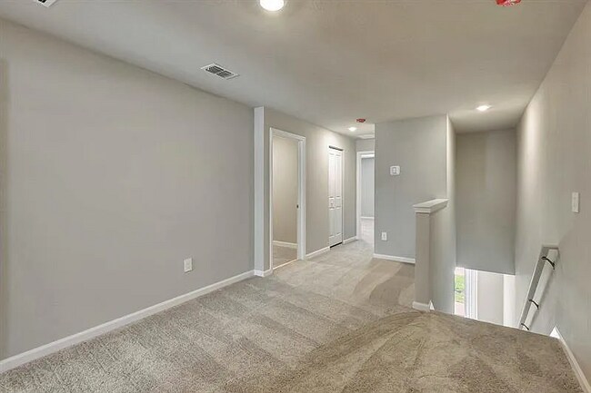 Building Photo - 5788 SE Edgewater Cir
