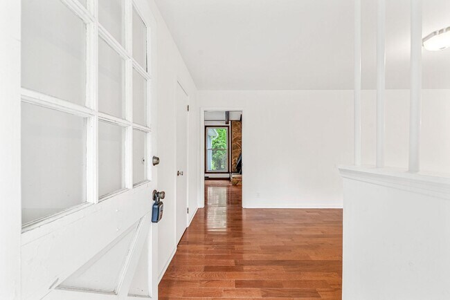 Building Photo - Beautiful Pet Friendly 3 bedroom home for ...