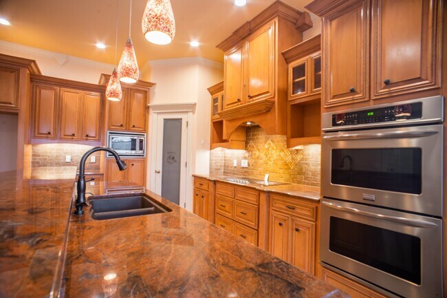 Building Photo - 800 SE Yale St