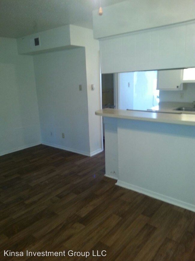 Building Photo - 2121 S Glenbrook Dr