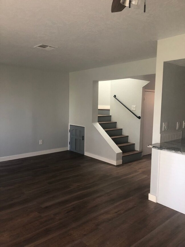 Building Photo - 3 bedroom 2 bathroom Condo in Helendale!