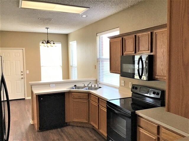 Foto del edificio - 304 Double Oak Ln