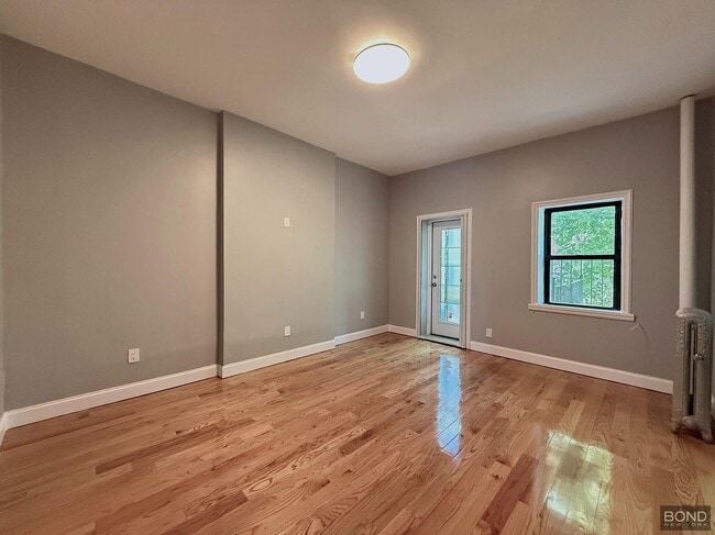 Building Photo - 1.5 Bedroom + Private Outdoor Space