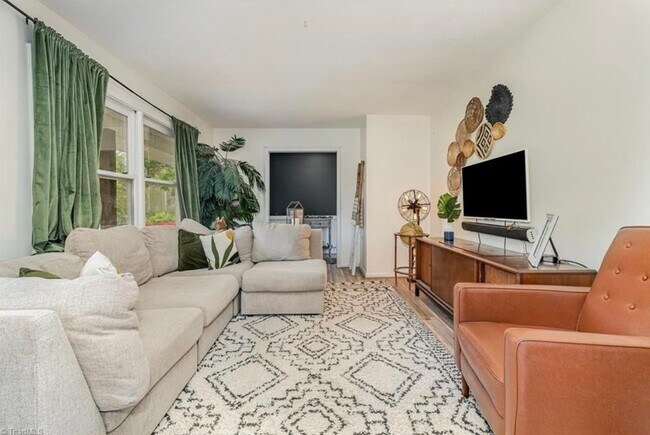 Foto del edificio - Pool and Movie Room - Charming 3BR House i...