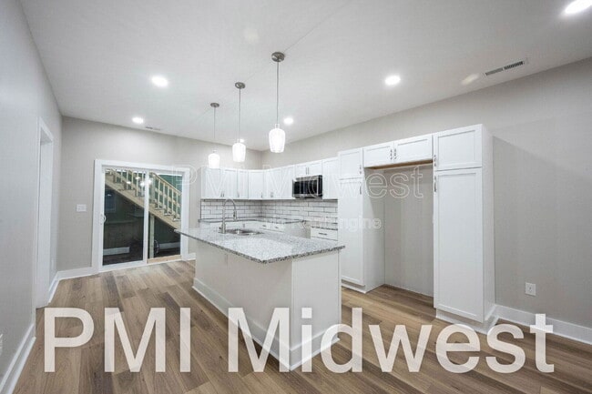 Building Photo - 20 Schiller St