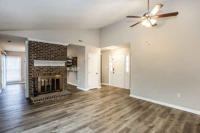 Foto del edificio - 7825 Elm Tree Ln