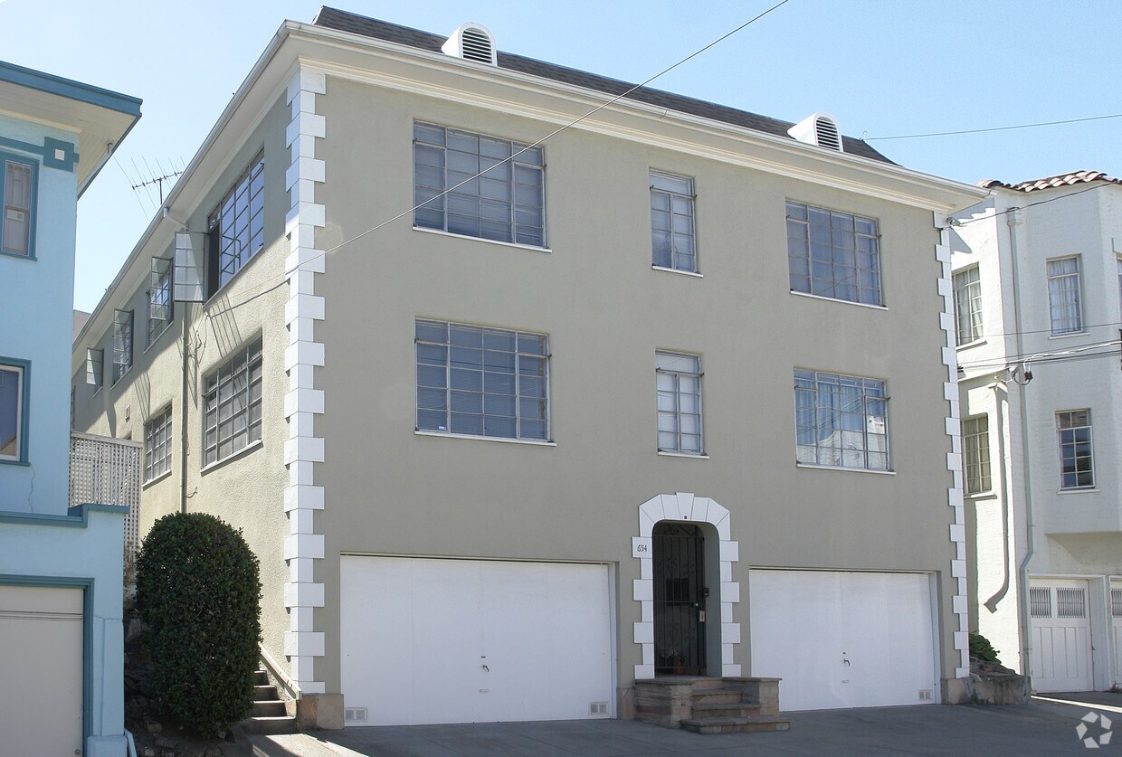 Building Photo - 654 Beacon St