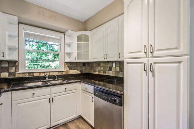 Building Photo - 2280 Glendale Dr