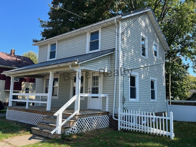 Building Photo - Three Bedroom Home