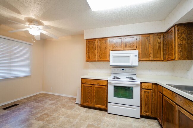 Foto del edificio - Move-in ready Townhome in a quiet neighbor...